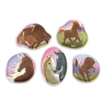 Fünf Gelpacks mit Pferdeillustrationen in verschiedenen Posen auf pastellfarbenen Hintergründen.