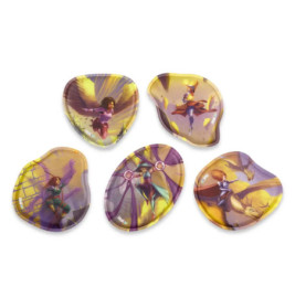 Fünf unregelmäßig geformte Pins zeigen bunte Illustrationen von Fantasiefiguren und -wesen.