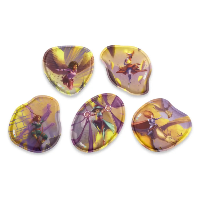 Fünf unregelmäßig geformte Pins zeigen bunte Illustrationen von Fantasiefiguren und -wesen.