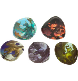Fünf Mousepads mit jeweils unterschiedlichen, farbenfrohen Drachenmotiven auf der Oberfläche.