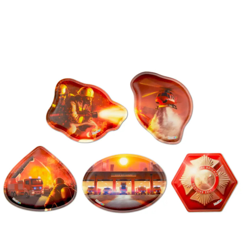 Fünf bunte Aufkleber mit Feuerwehrmotiven: Feuerwehrleute, Löschfahrzeuge und eine Feuerwache.