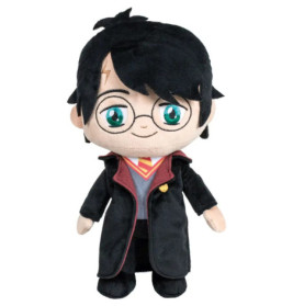 Plüschpuppe eines Jungen mit Brille, grünen Augen, Stirnnarbe und schwarzem Umhang über Schuluniform.