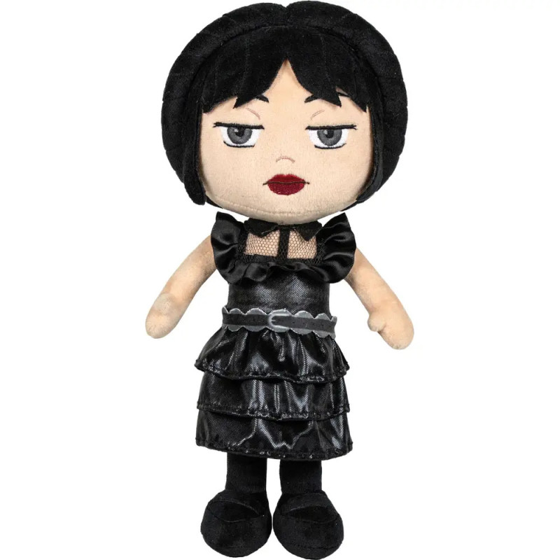 Stoffpuppe mit schwarzen Haaren, schwarzem Kleid, heller Haut und roten Lippen vor weißem Hintergrund stehend. Stoffpuppe mit schwarzen Haaren, schwarzem Kleid, heller Haut und roten Lippen vor weißem Hintergrund stehend.