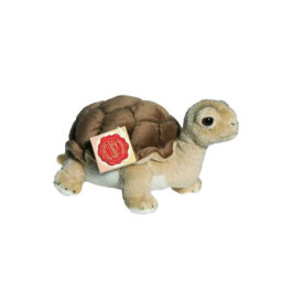 Plüschschildkröte mit braunem Panzer und Etikett auf weißem Hintergrund.