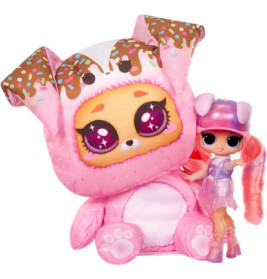 Eine rosa Puppe mit Zöpfen steht neben einem großen Plüschtier mit Hundeohren und Streuseln auf dem Kopf.