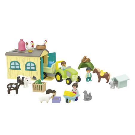 Spielzeug-Bauernhof mit Scheune, Traktor, Figuren, Tieren, Kisten und Zubehör auf weißem Hintergrund.