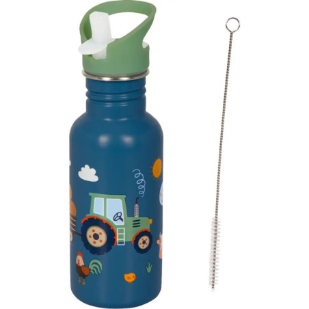 Blaue Trinkflasche mit Bauernhoftieren und Traktor, grünem Deckel und einer Reinigungsbürste daneben.