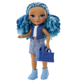 Modepuppe mit blauen Locken, Jeansoutfit, blauen Schuhen und einer blauen Handtasche.