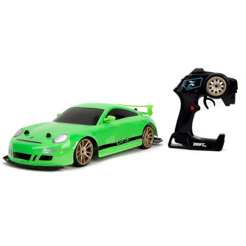 Grünes ferngesteuertes Sportauto mit goldenen Felgen neben schwarzer Handfernbedienung. Grünes ferngesteuertes Sportauto mit goldenen Felgen neben schwarzer Handfernbedienung.