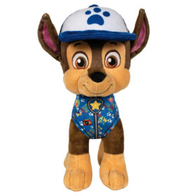 Plüschhund mit blauem Westen, Abzeichen und weißem Hut mit blauem Pfotenabdruck.