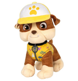 Stoffhund mit gelber Mütze samt Pfotenabdruck und passender Weste sitzt aufrecht.