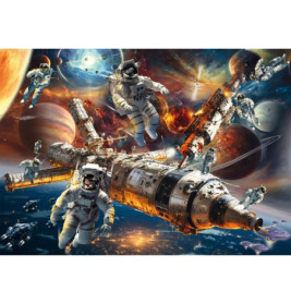 Astronauten schweben nahe einer Raumstation vor buntem Hintergrund mit Planeten, Sternen und Galaxien.