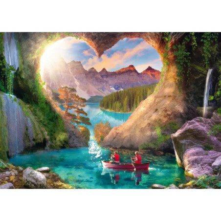 Zwei Personen rudern in einem roten Kanu auf einem blauen See vor herzförmiger Höhle mit Bergen und Sonnenlicht. Zwei Personen rudern in einem roten Kanu auf einem blauen See vor herzförmiger Höhle mit Bergen und Sonnenlicht.