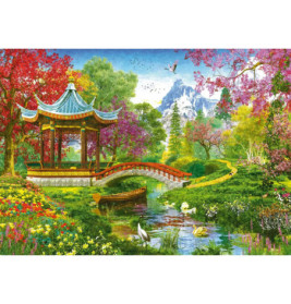 Bunter Garten mit Pavillon, Bogenbrücke, Boot, Blumen, Vögeln, Bäumen und Bergen im Hintergrund.