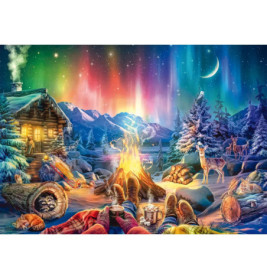 Zwei Personen sitzen am Lagerfeuer bei einer Hütte mit Tieren und Polarlichtern in verschneiter Berglandschaft.