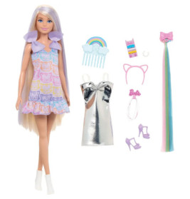 Barbie mit pastellfarbenem und silbernem Kleid, Schuhen, Haarkamm und buntem Zubehör daneben.