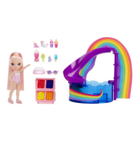 Puppen-Spielset mit blonder Puppe, Regenbogenrutsche, Pool und Zubehör wie Getränke und Sonnenbrille.