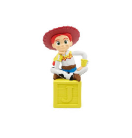 Spielzeug-Cowgirl mit rotem Hut sitzt auf einem gelben Baustein, der mit dem Buchstaben J versehen ist.