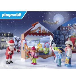 Playmobil: Weihnachtsmarktstand mit Santa, Familien und Keksen vor verschneiter nächtlicher Kulisse.