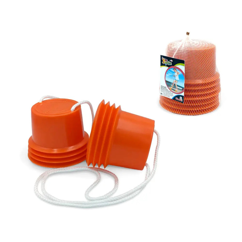 Zwei orangefarbene Stelzen aus Eimern mit weißen Seilen, dahinter ein Stapel weiterer Eimer in einem Netz.