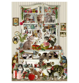 Festlich dekorierter Schrank mit Christbaumschmuck, Fotos und verspielten Katzen, die Geschenke und Wollknäuel tragen.