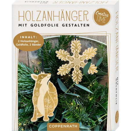 Set aus Holzanhängern: Fuchs und Schneeflocke am Weihnachtsbaum mit goldenen Akzenten.