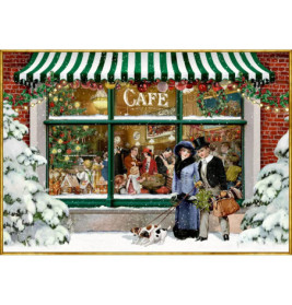 Ein viktorianisches Paar mit Hund geht bei Schnee an einem weihnachtlich geschmückten Café-Fenster vorbei.