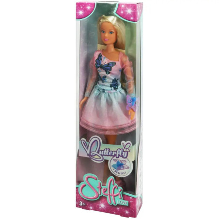 Steffi Love Puppe im pinken Kleid mit Schmetterlingsmotiven, verpackt in einer hohen, bunten Box.