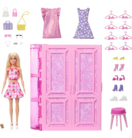 Barbie mit Outfits, Schuhen, Accessoires, Kleiderbügeln, pinkem Hocker und glitzerndem Garderobenkoffer.