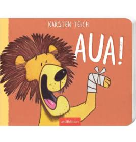 Illustrierter Löwe mit verbundenem Fuß und offenem Maul auf rotem Buchcover mit Titel AUA! von Karsten Teich.