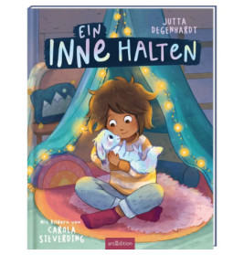 Illustrierter Buchumschlag: Ein Kind hält ein weißes Kaninchen und sitzt in einem gemütlichen Deckenfort.