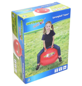 Ein Mädchen sitzt draußen auf einem roten Hüpfball, daneben steht die Box Outdoor Active Sprungball Super.
