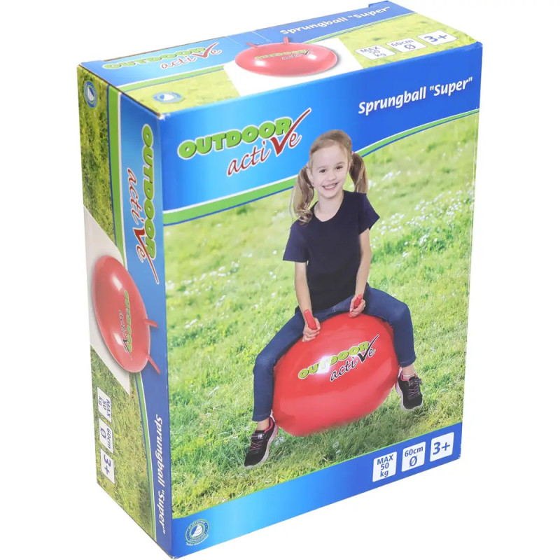 Ein Mädchen sitzt draußen auf einem roten Hüpfball, daneben steht die Box Outdoor Active Sprungball Super.