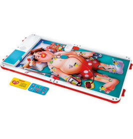 Das Brettspiel Operation mit Pinzette, Karten und dem illustrierten Patienten auf dem Spielbrett.
