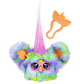 Buntes, flauschiges Plüschtier mit großen Augen, rosa Haarschopf und orangefarbenem Haarclip in Flügelform.