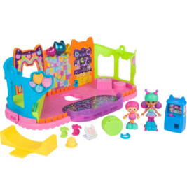 Buntes Puppenset mit zwei Puppen, Zubehör, Rutschen und katzenförmigen Dekoren auf heller Spielfläche.