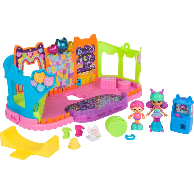 Buntes Puppenset mit zwei Puppen, Zubehör, Rutschen und katzenförmigen Dekoren auf heller Spielfläche.