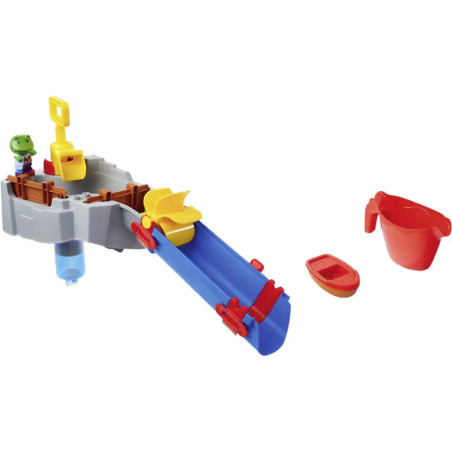 Plastik-Wasserspielzeug mit Rutsche, Boot, Eimer und einer kleinen grünen Spielfigur auf einer Plattform. Plastik-Wasserspielzeug mit Rutsche, Boot, Eimer und einer kleinen grünen Spielfigur auf einer Plattform.