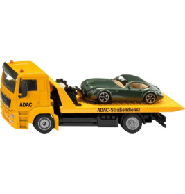 Ein gelber ADAC-Abschleppwagen transportiert ein grünes Auto auf seiner Ladefläche.