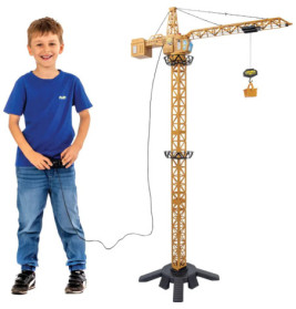 Ein Junge im blauen Hemd steuert mit einer Fernbedienung einen großen Spielzeug-Baukran.