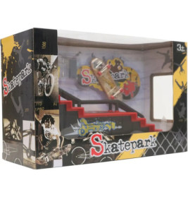 Fingerboard-Skatepark-Spielset in Box mit Rampe, Treppe und Skater-Grafiken auf der Verpackung.