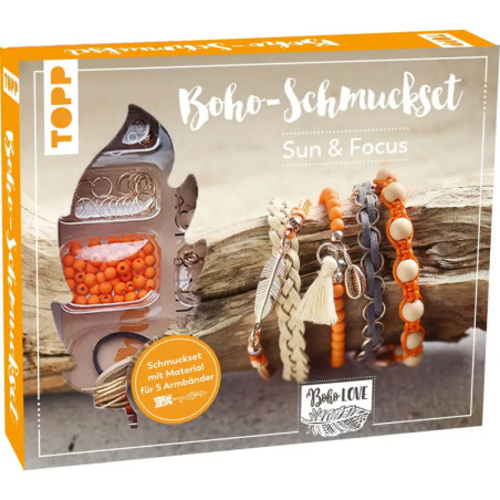 Boho-Schmuckset mit orangefarbenen, weißen und braunen Perlen und Musterarmbändern auf Holz.