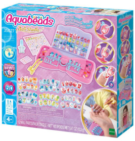 Aquabeads Nail Studio Set mit Nagelaccessoires, bunten Perlen und Musterbeispielen auf der Verpackung.