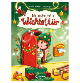 Eine festliche Elfe öffnet eine rote Tür mit Kranz, umgeben von weihnachtlicher Dekoration.