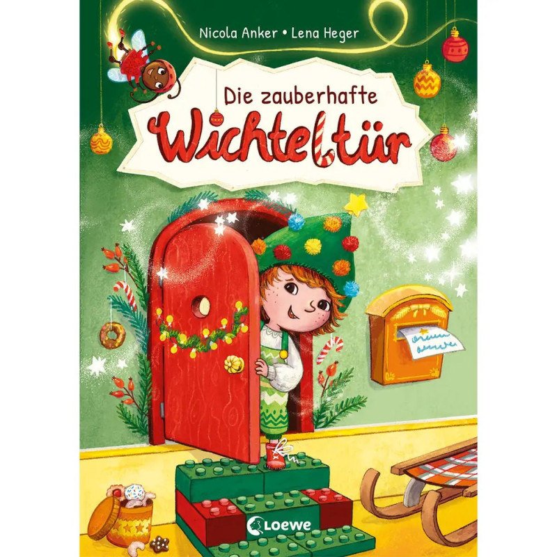 Eine festliche Elfe öffnet eine rote Tür mit Kranz, umgeben von weihnachtlicher Dekoration.
