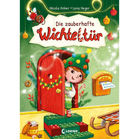 Eine festliche Elfe öffnet eine rote Tür mit Kranz, umgeben von weihnachtlicher Dekoration.