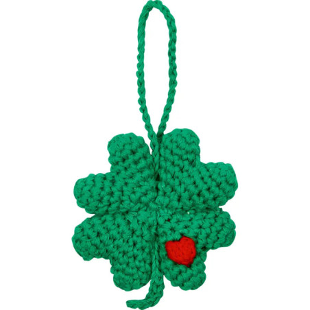 Gehäkeltes grünes vierblättriges Kleeblatt mit rotem Herz und Aufhängeschlaufe.