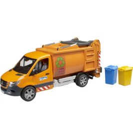 Oranges Spielzeug-Müllauto mit Recycling-Symbol steht neben gelber und blauer Tonne auf weißem Hintergrund.