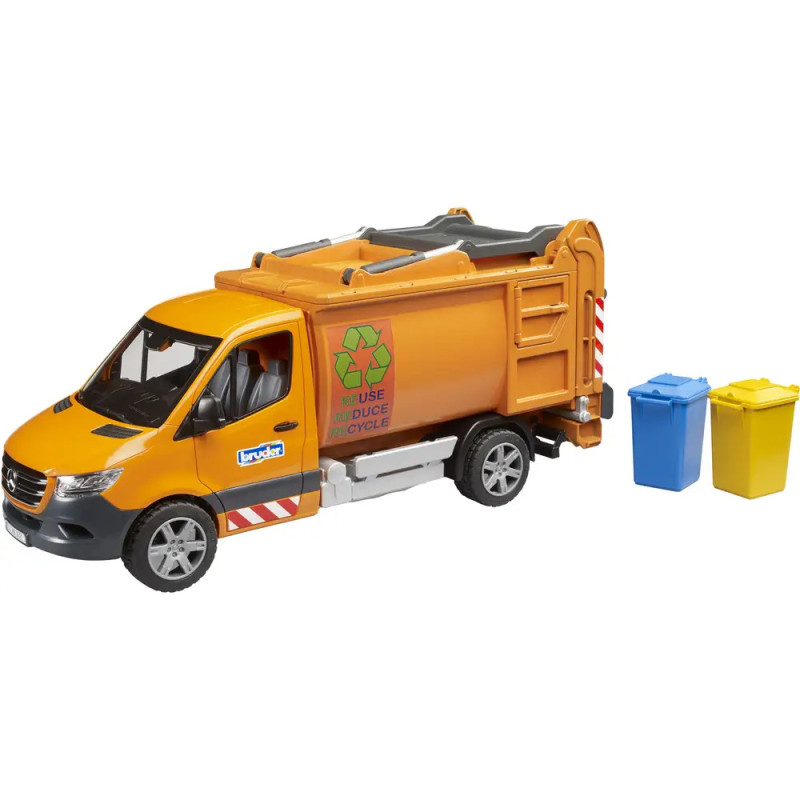 Oranges Spielzeug-Müllauto mit Recycling-Symbol steht neben gelber und blauer Tonne auf weißem Hintergrund. Oranges Spielzeug-Müllauto mit Recycling-Symbol steht neben gelber und blauer Tonne auf weißem Hintergrund.