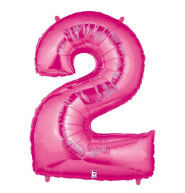 Rosa Folienballon in Form der Zahl Zwei vor weißem Hintergrund.